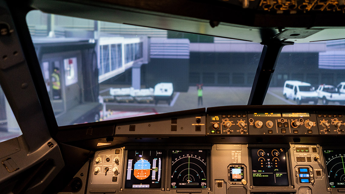 Blick in das Cockpit eines Flugzeugsimulators