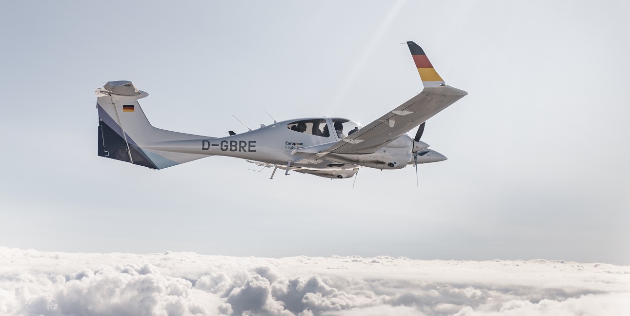 Ein Trainingsflugzeug der European Flight Academy über einer Wolkendecke.