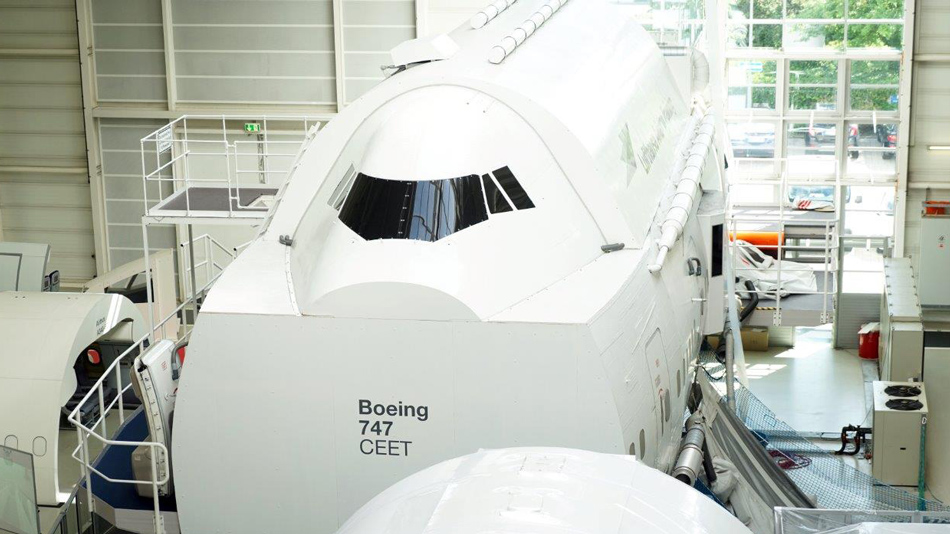 In einer Trainingshalle steht ein Cabin Emergency Evacuation Trainer (CEET) für ein Boeing 747 Flugzeug