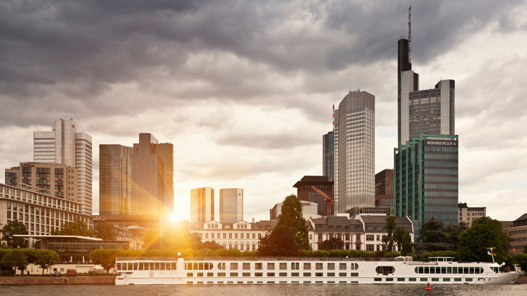 Skyline von Frankfurt am Main bei Sonnenuntergang