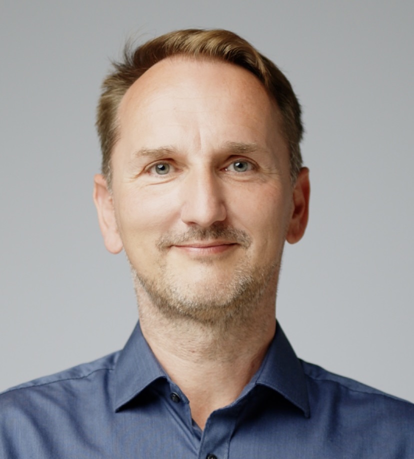 Ein Porträtbild des Psychotherapeuten Hannes Mayrhofer.