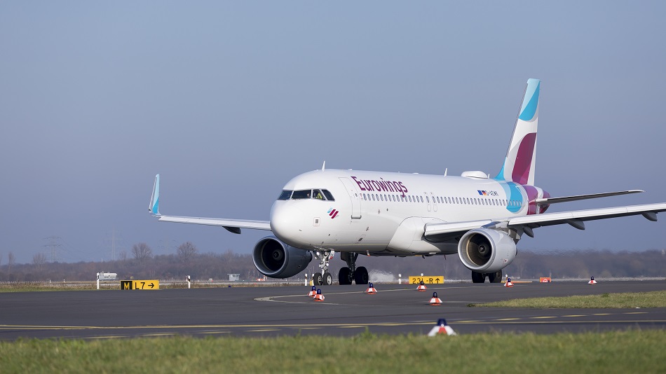 Eine Flugzeug der Airline Eurowings steht auf dem Rollfeld