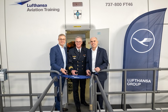 von links: Captain Broder Nielsen, Mayor and Senator for Finance, Stefan Evers, CEO Lufthansa Aviation Training Matthias Spohr